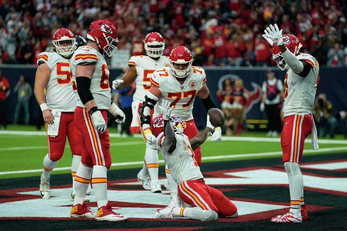 McKinnon's 26-yard run in OT lifts Chiefs over Texans 30-24