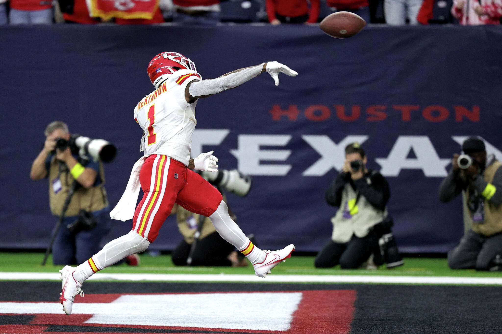 McKinnon's 26-yard run in OT lifts Chiefs over Texans 30-24