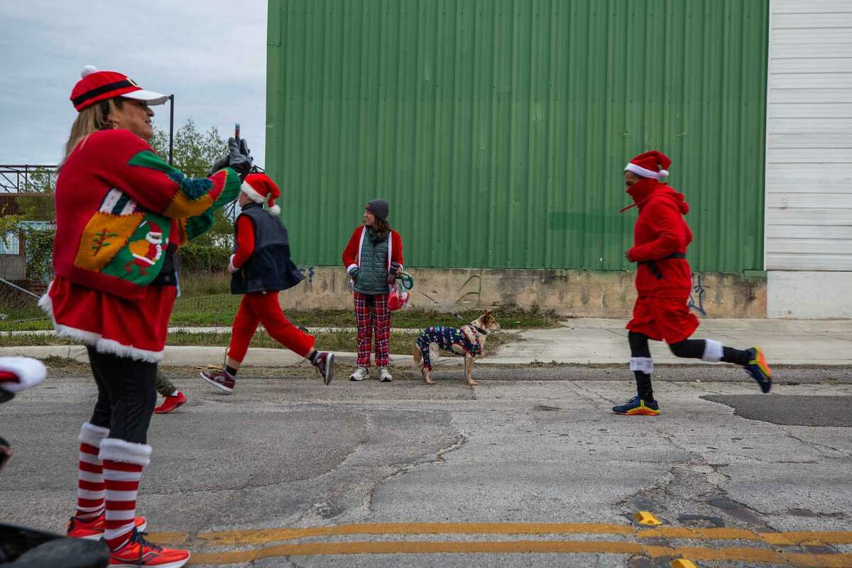 Hundreds participated in the Santa Run at the Alamo Beer Company on Sunday morning. (Kaylee Greenlee Beal/Contributor)