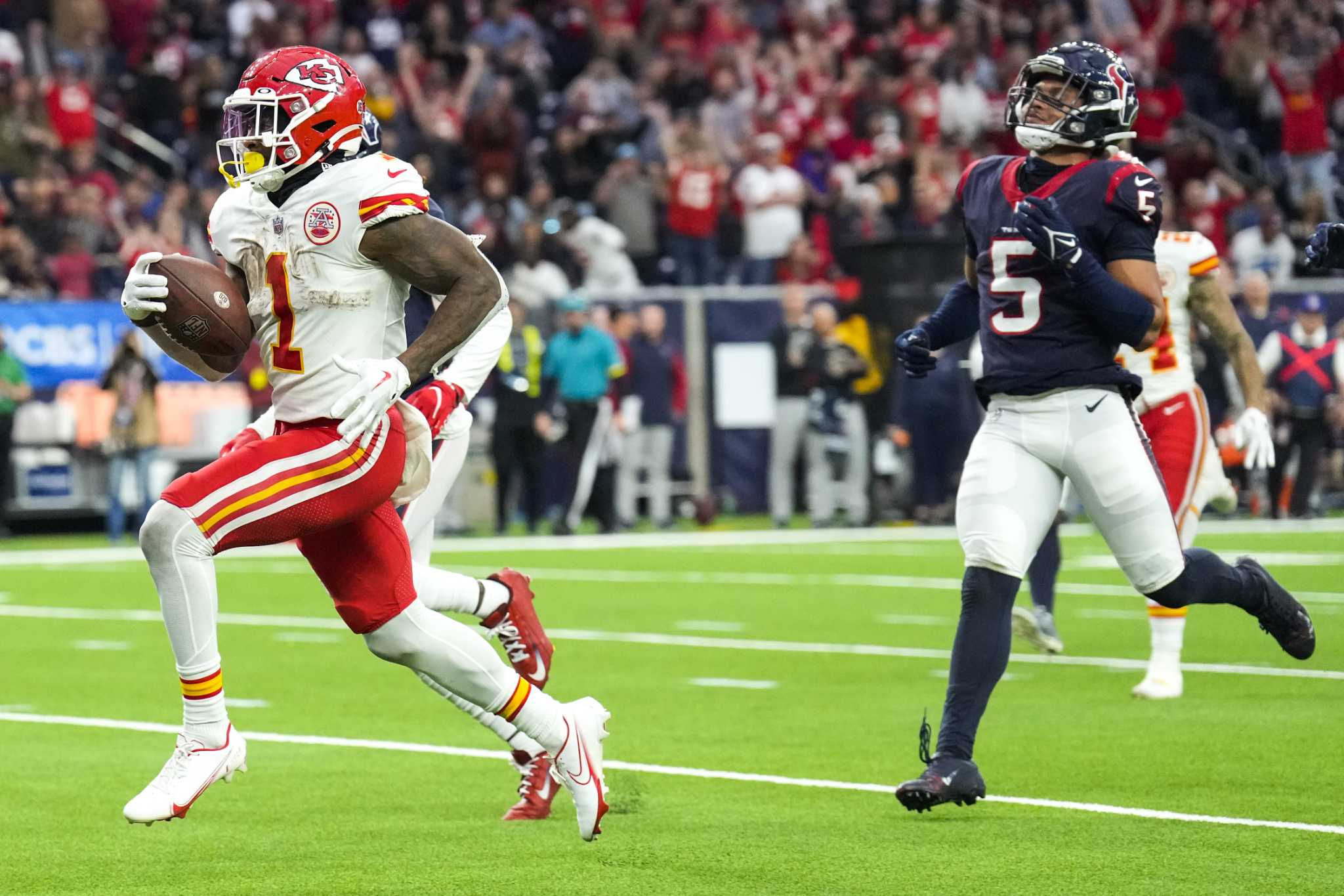 Houston, USA. 18th Dec, 2022. Kansas City Chiefs JERICK MCKINNON (1) runs  for a touchdown in the first half during the game between the Kansas City Chiefs  and the Houston Texans in