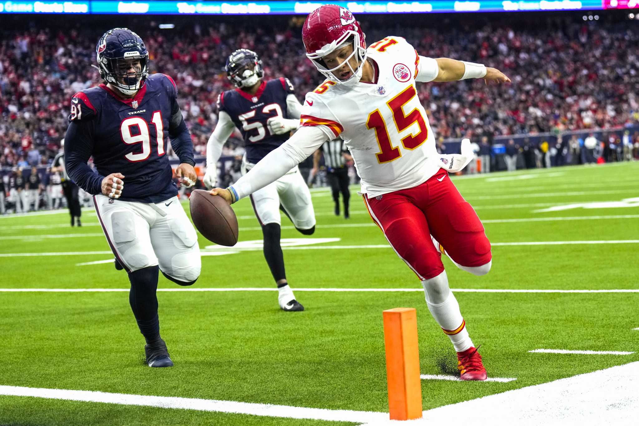 Mahomes turns things around, Chiefs get back in playoff mix