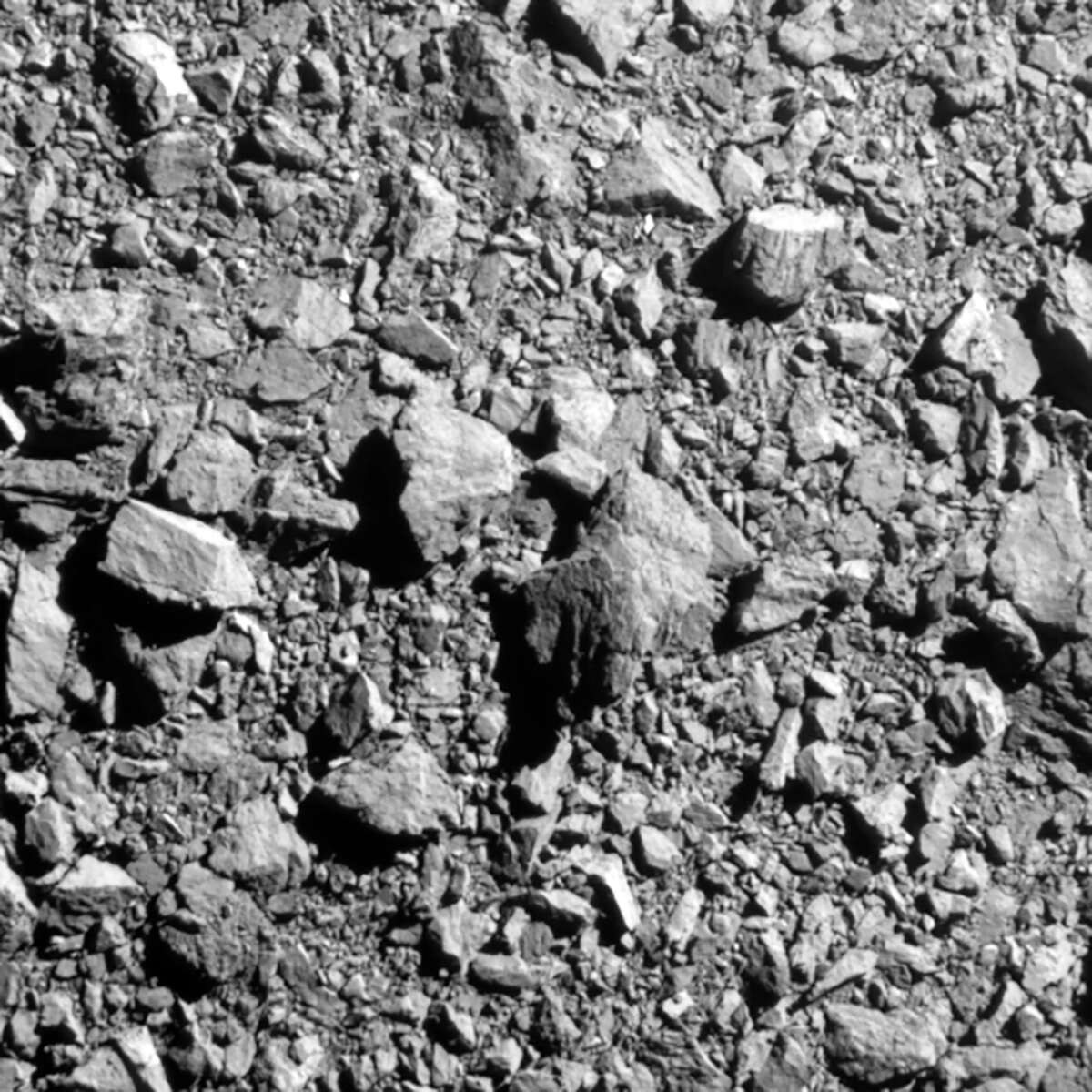 La última imagen completa de la luna del asteroide Dimorphos, tomada por el generador de imágenes DRACO en la misión DART de la NASA a unas 7 millas (12 kilómetros) del asteroide y 2 segundos antes del impacto.  La imagen muestra una franja de 31 metros (100 pies) de ancho del asteroide. 