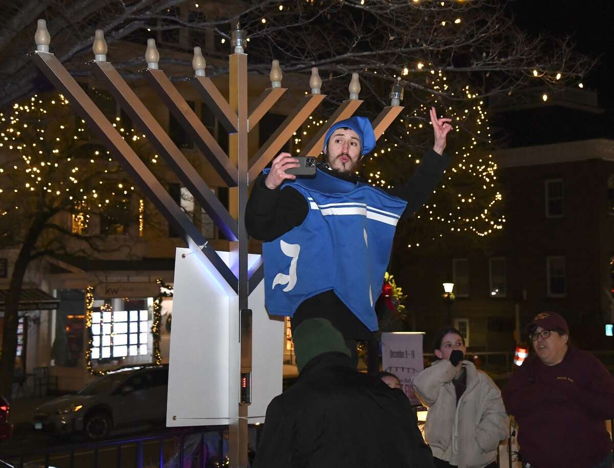 Hundreds celebrate Hanukkah's first night in Ridgefield