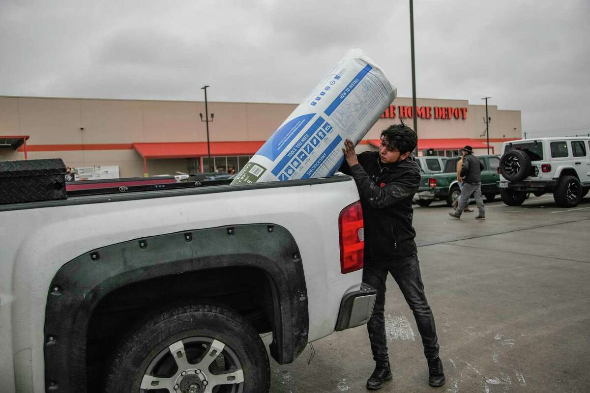 Angel Salazar shops for insulation successful  mentation  for the dropping somesthesia  connected  Monday, Dec. 19, 2022 successful  Houston.