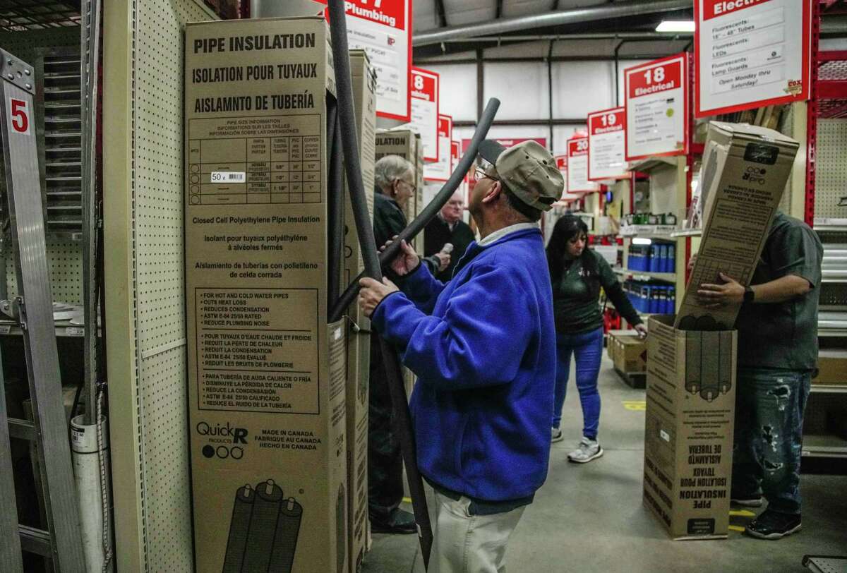 People brave the acold  and rainy upwind  to banal  up   connected  insulation for pipes successful  mentation  for the dropping somesthesia  connected  Monday, Dec. 19, 2022 astatine  Cox Hardware and Lumber successful  Houston.