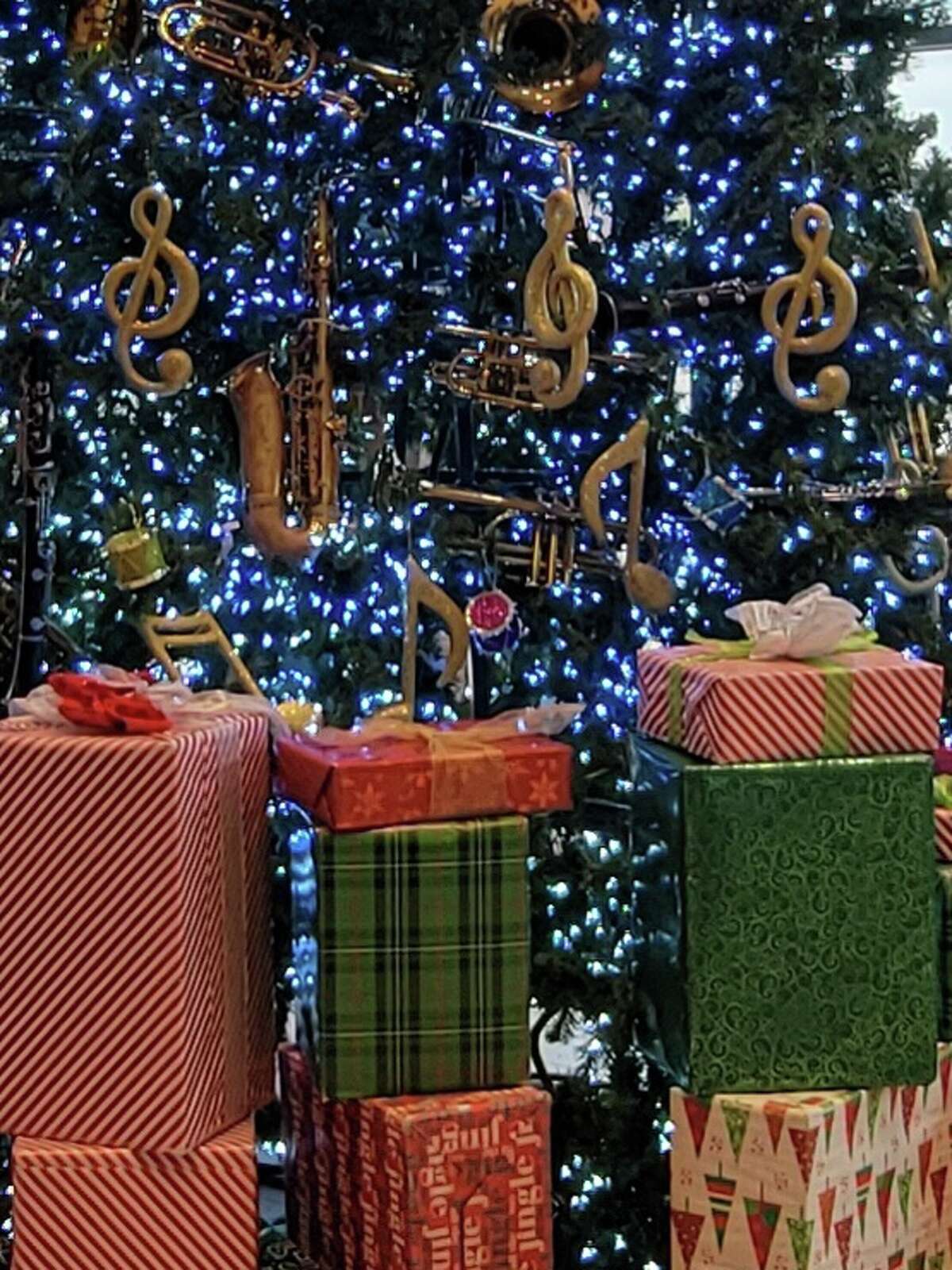 UISD custodians honor fine arts students with Christmas tree