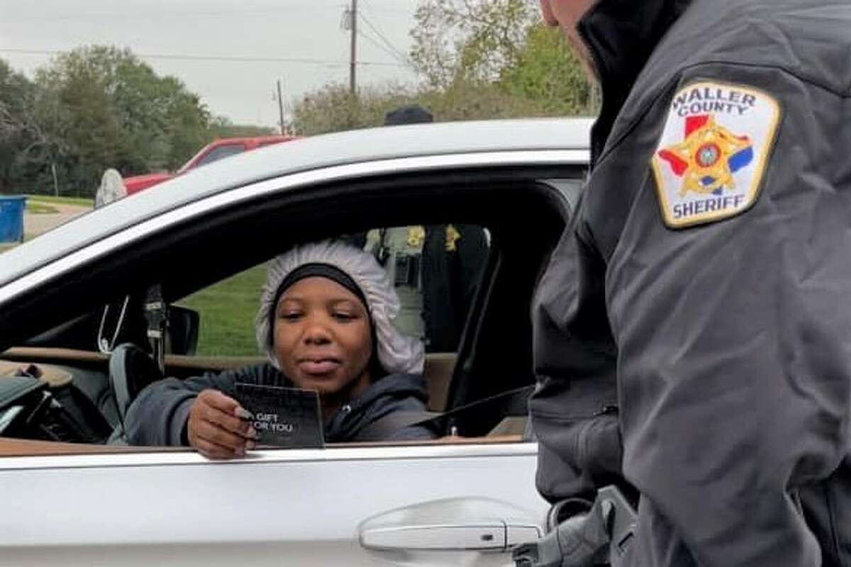 Houston-area cops stopping drivers to hand out gift cards