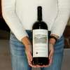 2022年12月14日，周三，加利福尼亚州卡利斯托加的艾泽尔葡萄园，酿酒师海伦娜·明戈特手持一瓶2020年艾泽尔赤霞珠。虽然许多酿酒师决定在2020年不生产任何葡萄酒，理由是担心烟雾污染，但少数酒庄继续生产葡萄酒，包括山谷中一些最著名、最负盛名的酒庄，如艾塞尔葡萄园(Eisele Vineyard)。