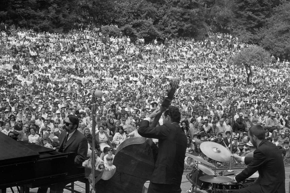 Un festival de jazz à Sigmund Stern Grove le 8 août 1966, a présenté Vince Guaraldi, le compositeur derrière la bande originale de "Un Noël Charlie Brown."
