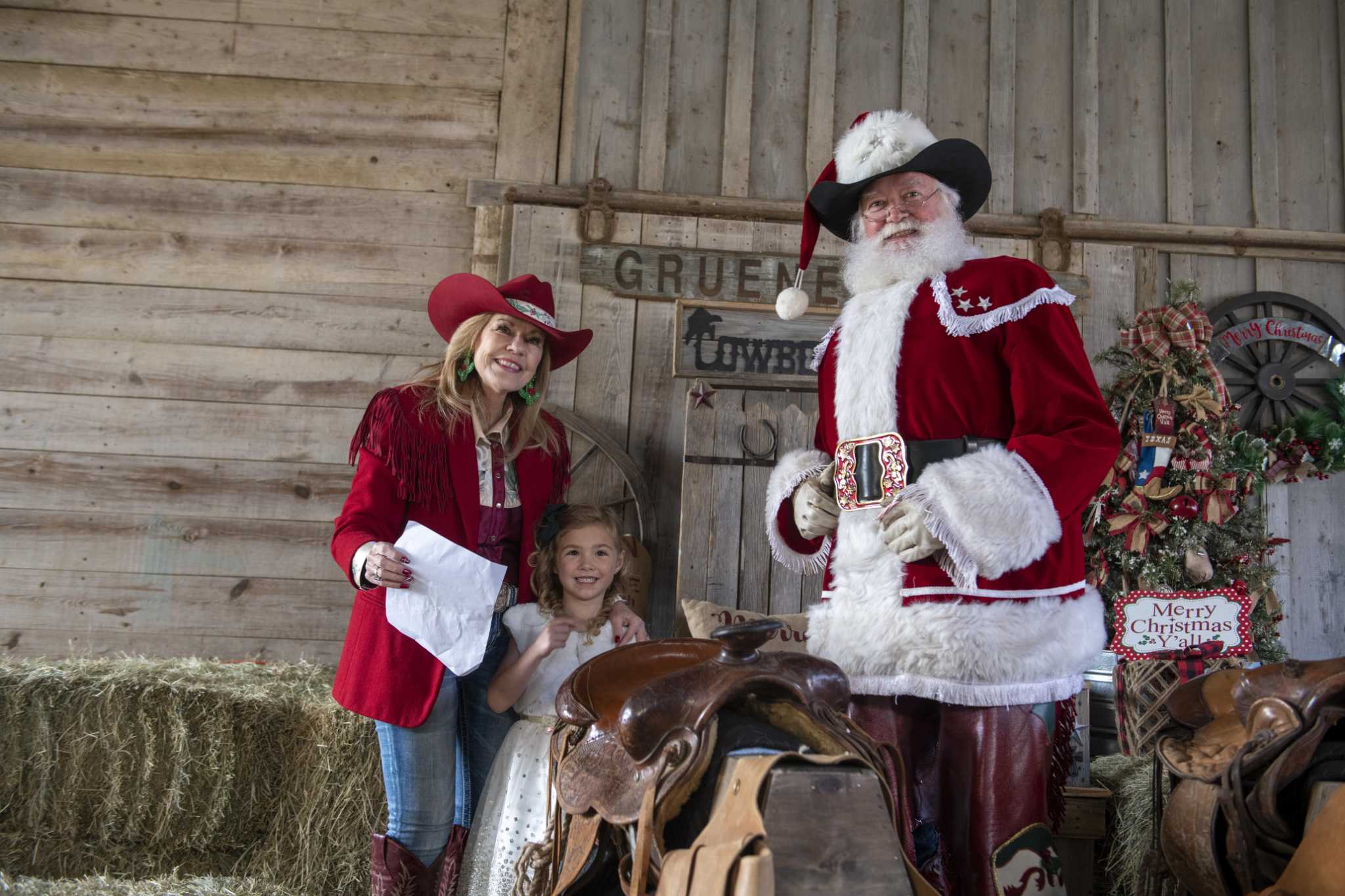 Dallas Cowboy invites kids to the ranch on Christmas