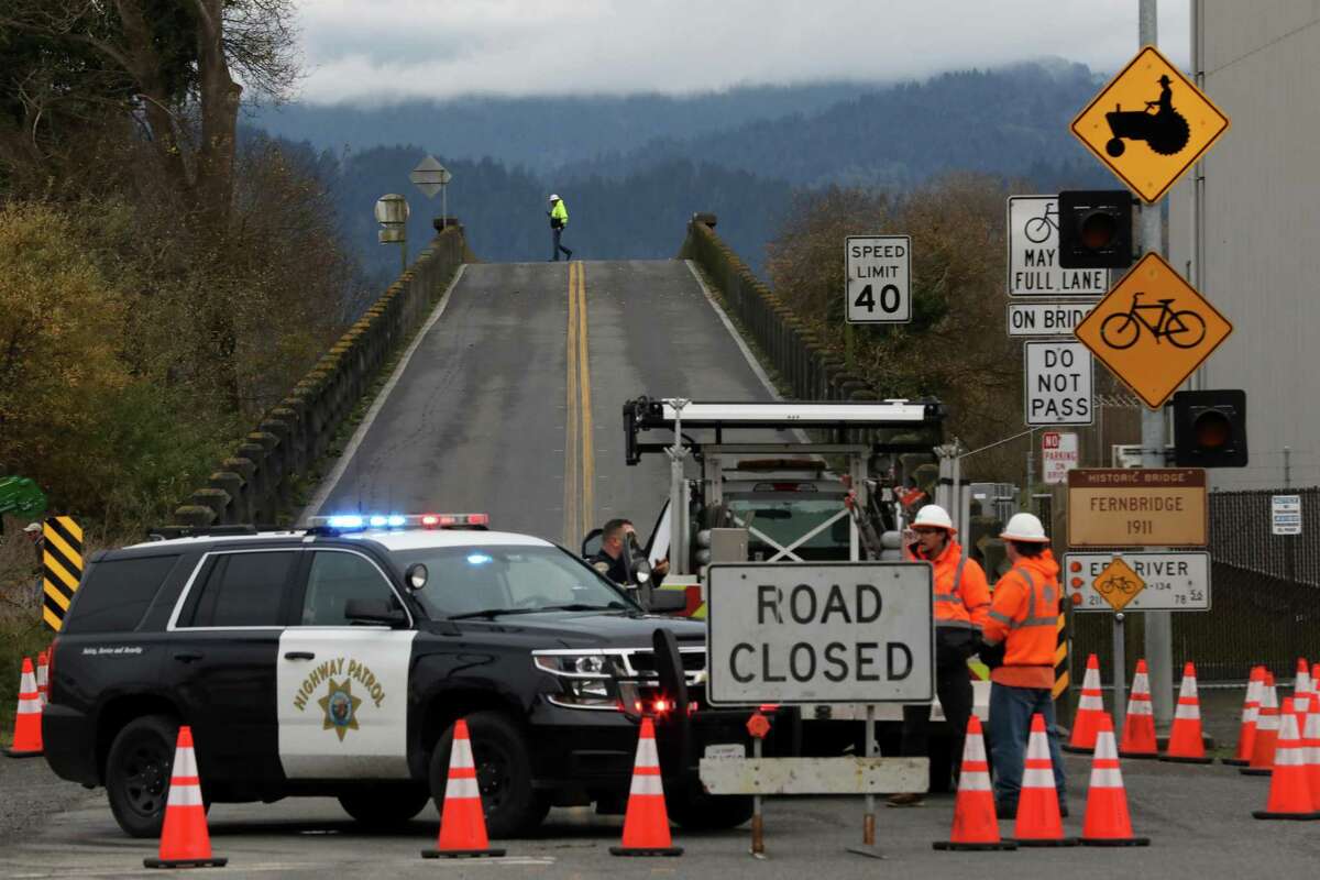 2022年12月20日，星期二，官员封锁了加利福尼亚州芬代尔的芬布里奇。据美国地质调查局称，凌晨2点34分，距离洪堡县芬代尔市约10英里处发生了6.4级地震。这座桥因紧急维修而关闭。