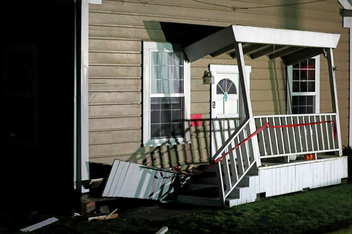 2022年12月20日，星期二，加州里奥戴尔地震后受损的房屋。据美国地质调查局称，凌晨2点34分，距离洪堡县芬代尔市约10英里处发生了6.4级地震。里约戴尔是芬代尔东南附近的城市。