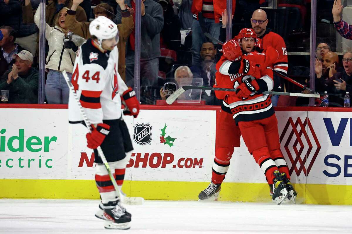 Carolina Hurricanes beat the New Jersey Devils, move into 1st in  Metropolitan Division