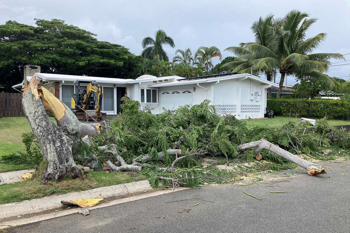 140 mph wind gust, heavy rain and small hail blast Hawaii