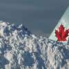 周三，在不列颠哥伦比亚省温哥华国际机场，一架加拿大航空公司的飞机尾部被一堆雪挡住。
