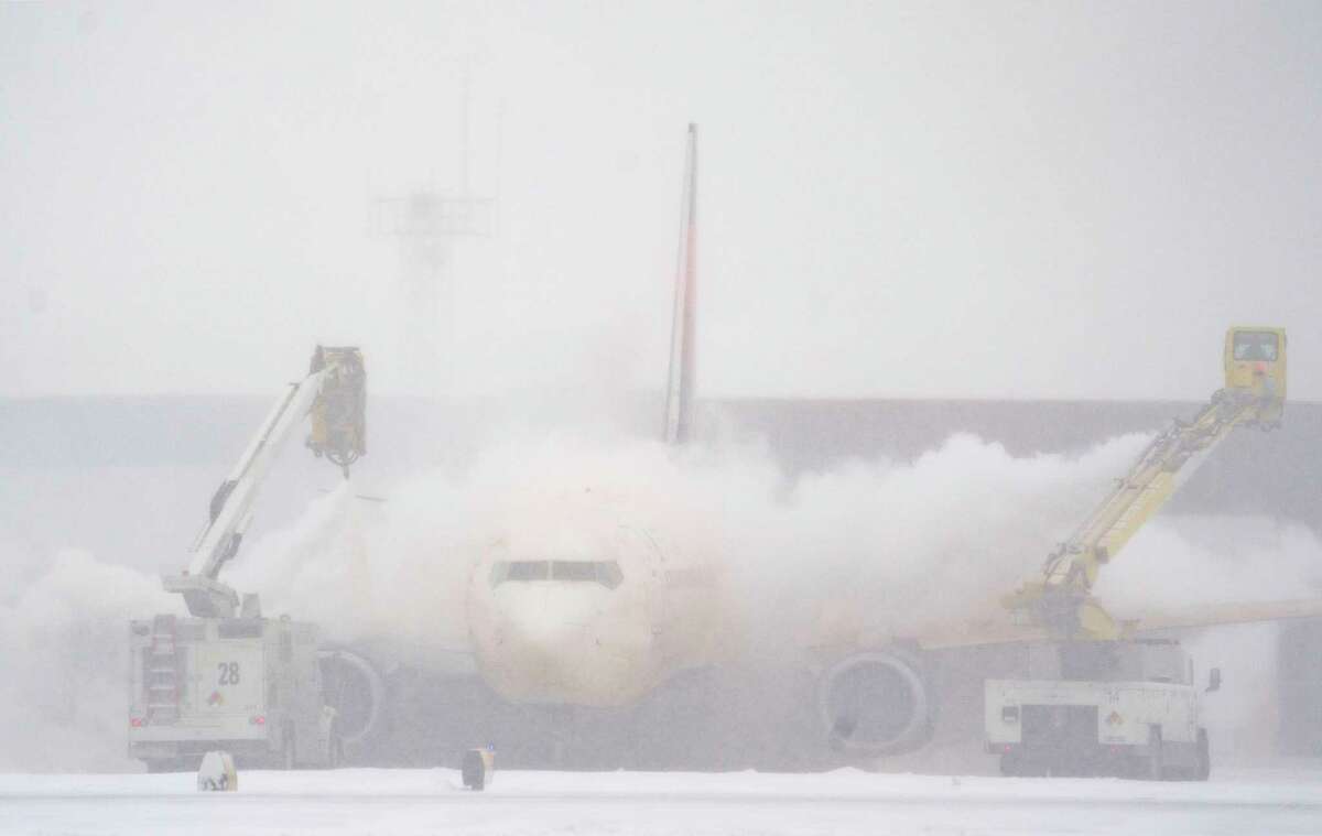 周三，一架飞机在明尼阿波利斯的明尼阿波利斯-圣保罗国际机场除冰。