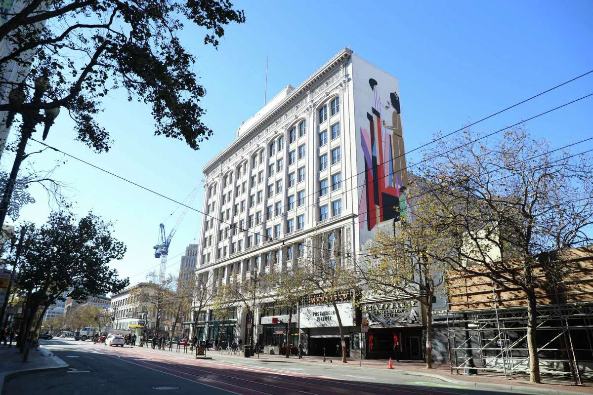 位于旧金山中市场社区市场街988号的老沃菲尔德大厦可能成为该市第一个大流行后的办公室到住宅的转换。