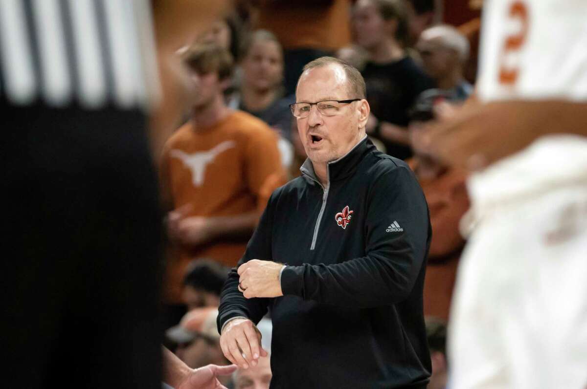 Texas basketball cruises past Louisiana for fourth straight win