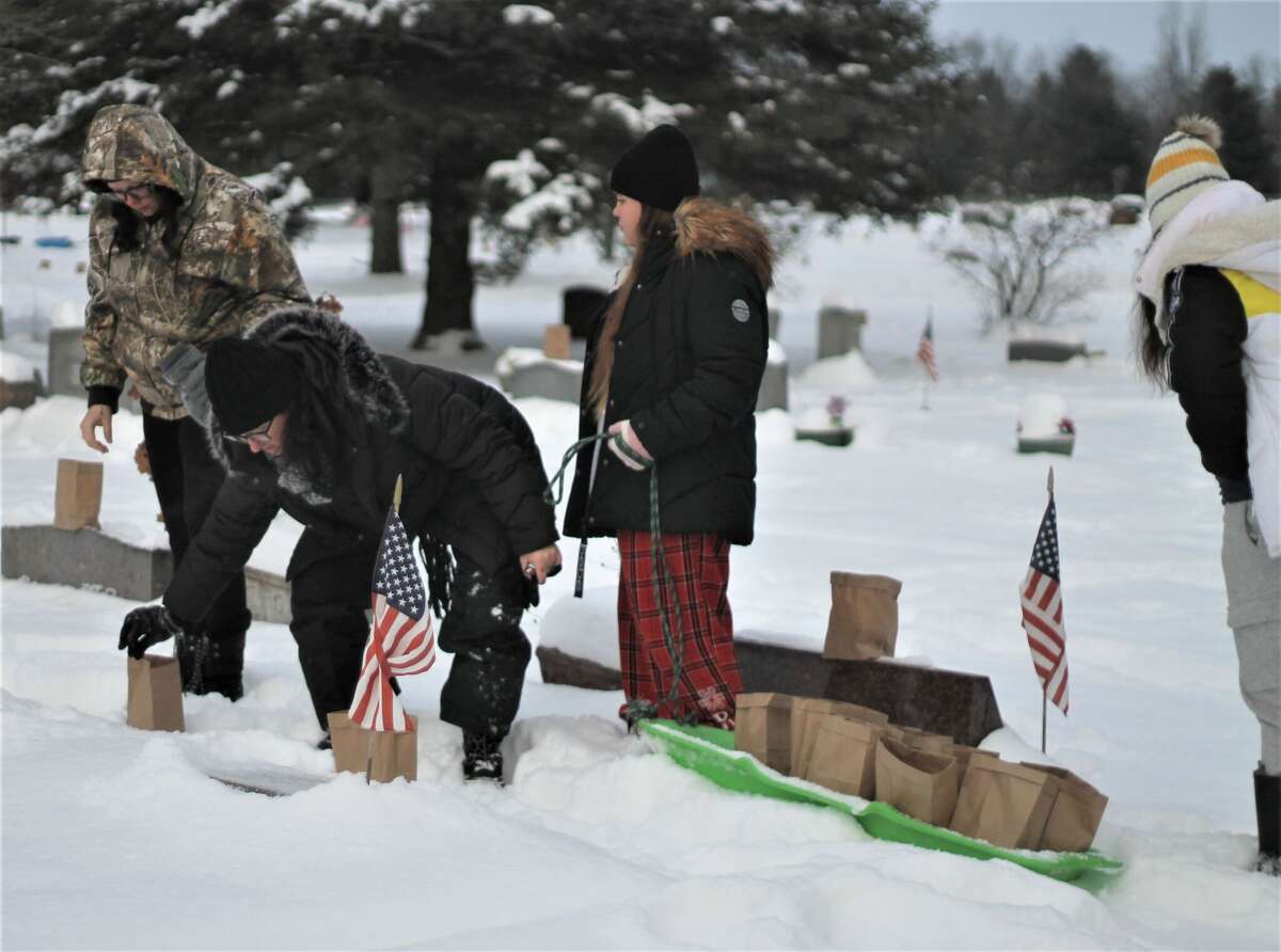 Kaleva's winter solstice event draws dozens of volunteers