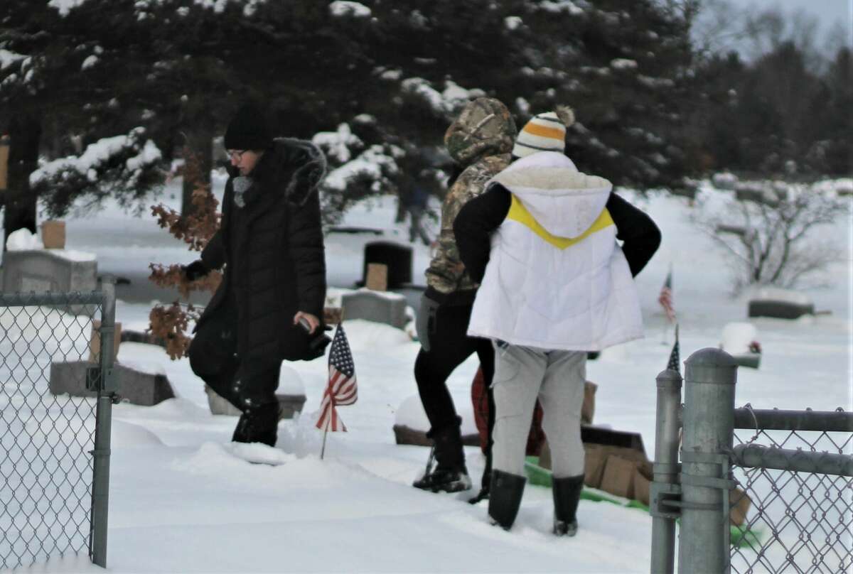 Kaleva's winter solstice event draws dozens of volunteers