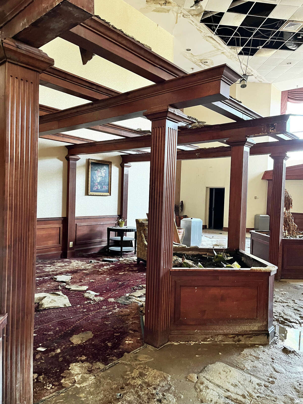 Cromwell Red Lion Hotel falls into disrepair, with people squatting 