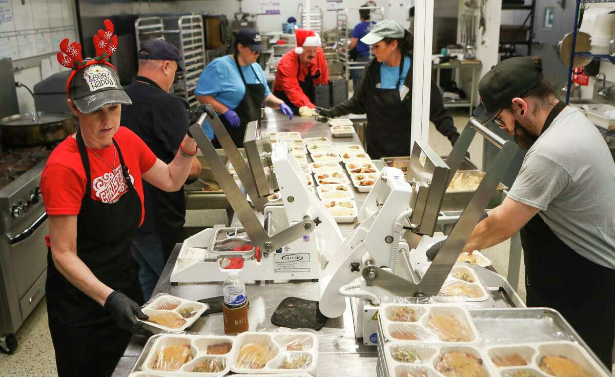 Volunteers for Meals connected  Wheels Montgomery County hole   1,666 meals for homebound residents to past  them done  the anticipated freeze, packing capable   nutrient  for the adjacent  4  days, Thursday, Dec. 22, 2022, successful  Conroe. The enactment     besides  added different  5  meals that bash  not person  to beryllium  refrigerated, successful  lawsuit  of a powerfulness  failure.