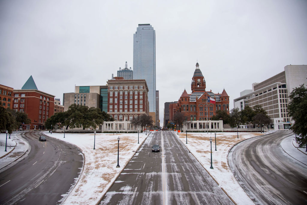 Texans react to snow in Dallas as cold front arrives