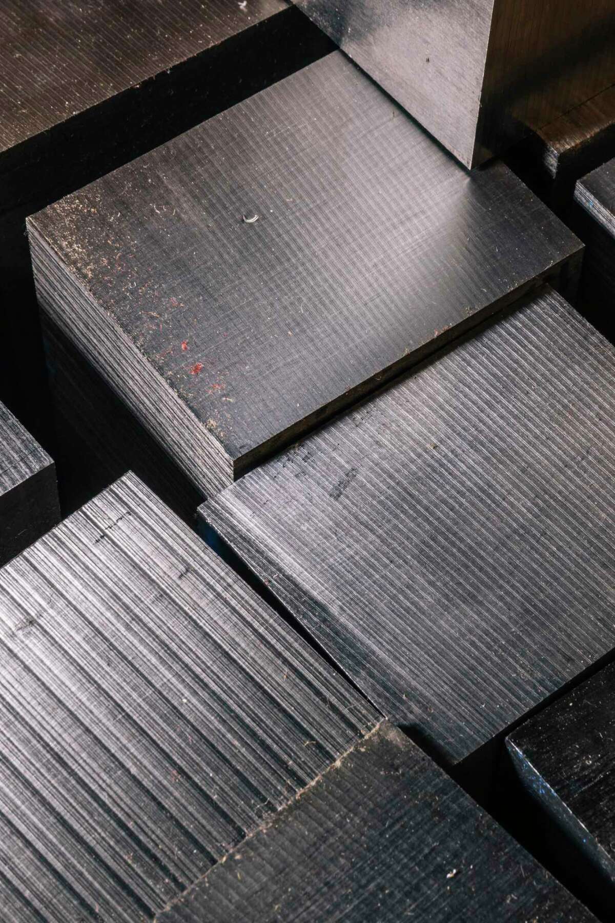 在旧金山卫星初创公司Astranis的机械车间，可以看到钛砖是卫星的基石。