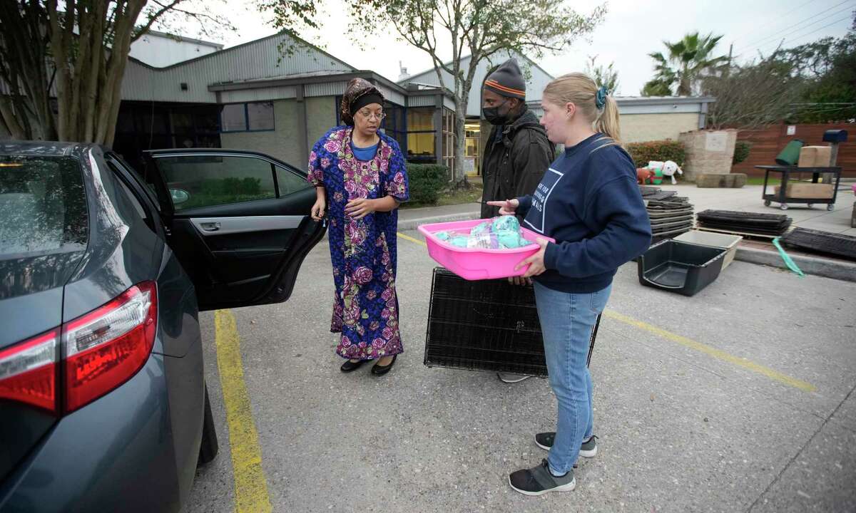 Sue Curtis, Pet Resources Coordinator for the Houston Humane Society and Don Specks, Adoption Manager load   up   a crates for Winold Renee Brown, a lawsuit   of its Pet Pantry Program arsenic  temperatures began to plummet astatine  the Houston Humane Society connected  Thursday, Dec. 22, 2022 successful  Houston.