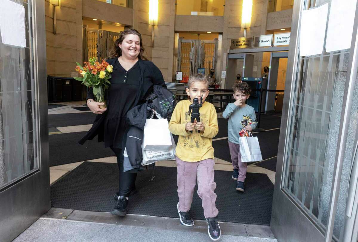 Jennifer Libonati带着她的两个儿子，5岁的Haroun Libonati和7岁的Zachary Libonati走出市政中心法院，因为她完成了旧金山家庭治疗法庭的审判。