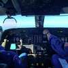 飞机指挥官杰森·曼苏尔上尉和里克·德特里奎特中校在2022年12月17日进行的大气河流任务中控制着NOAA的湾流IV。