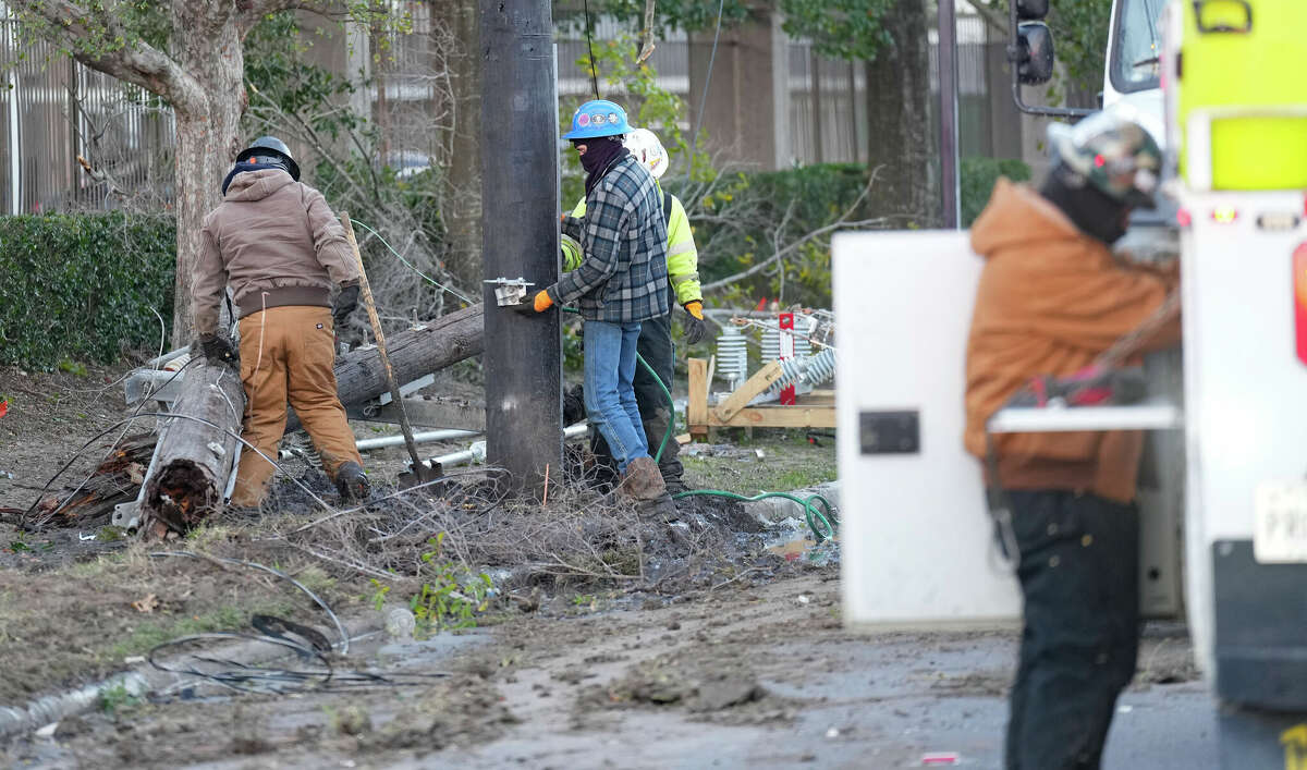 Line crews enactment    connected  a transformer that was deed  by a metro bus, creating a powerfulness  outage, connected  Washington and Montrose connected  Friday, Dec. 23, 2022 successful  Houston.