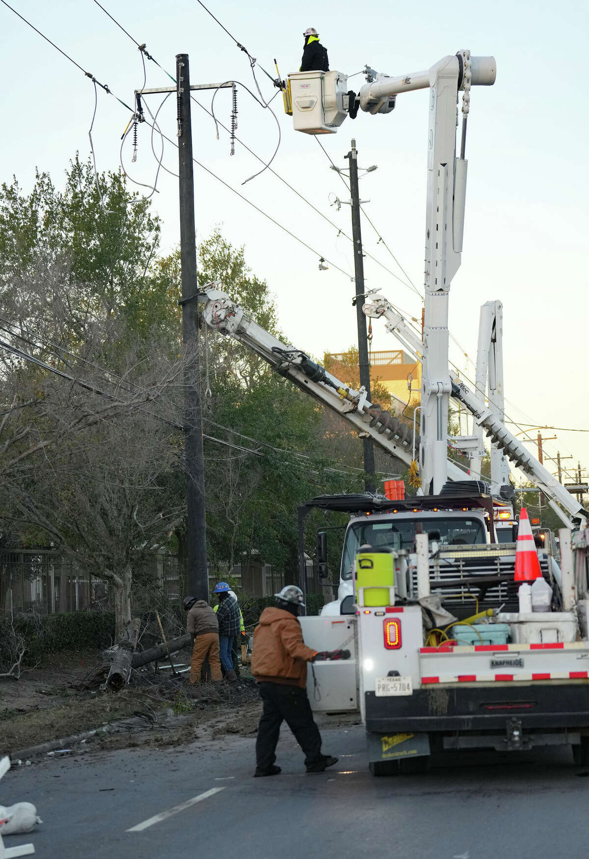 Line crews enactment    connected  a transformer that was deed  by a metro bus, creating a powerfulness  outage, connected  Washington and Montrose connected  Friday, Dec. 23, 2022 successful  Houston.