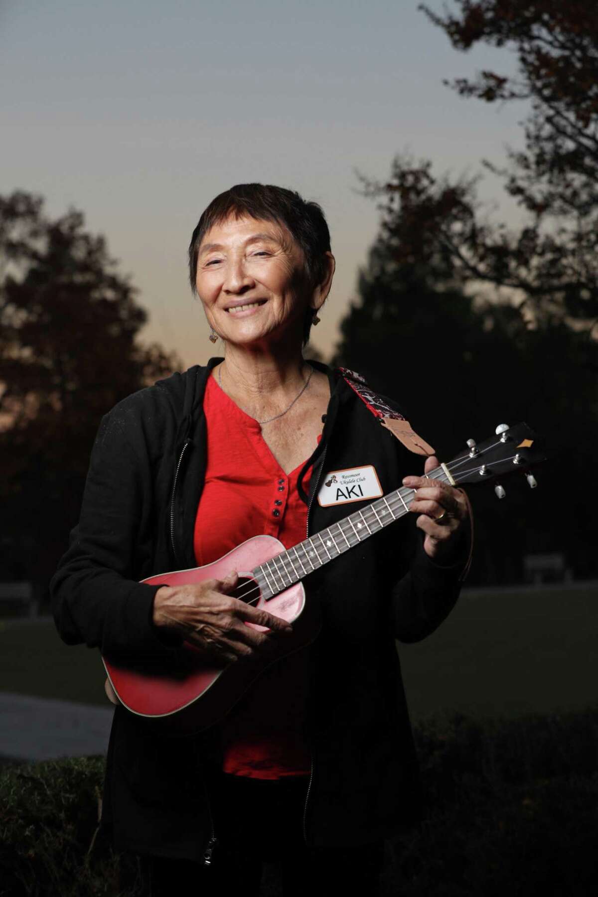 阿基·拉斯穆森(Aki Rasmussen)是核桃溪罗斯穆尔退休社区的四弦琴演奏家。