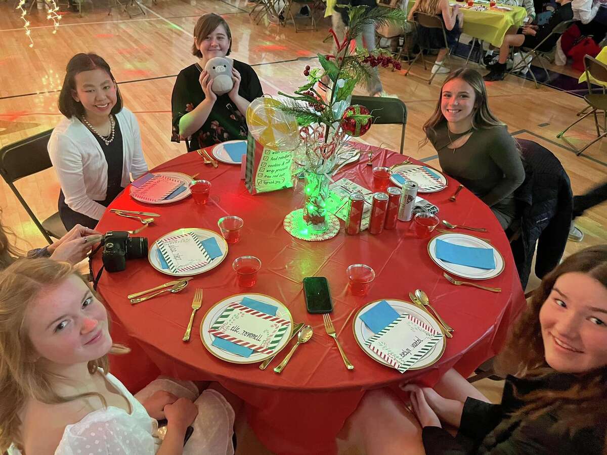 Frankfort students enjoy Christmas dinner
