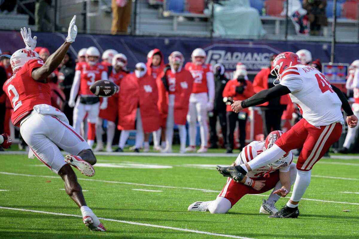 Louisiana-Lafayette place kicker Kenneth Almendares, right, makes a field goal against Houston during the first half of the Independence Bowl NCAA football game in Shreveport, La. Friday, Dec. 23, 2022. (AP Photo/Matthew Hinton)