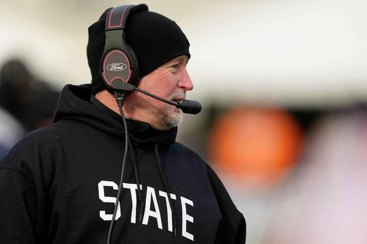 Houston coach Dana Holgorsen, who played and coached under the late Mike Leach, was among the Cougars' staff who wore Mississippi State sweatshirts to honor his mentor in Friday's Independence Bowl.