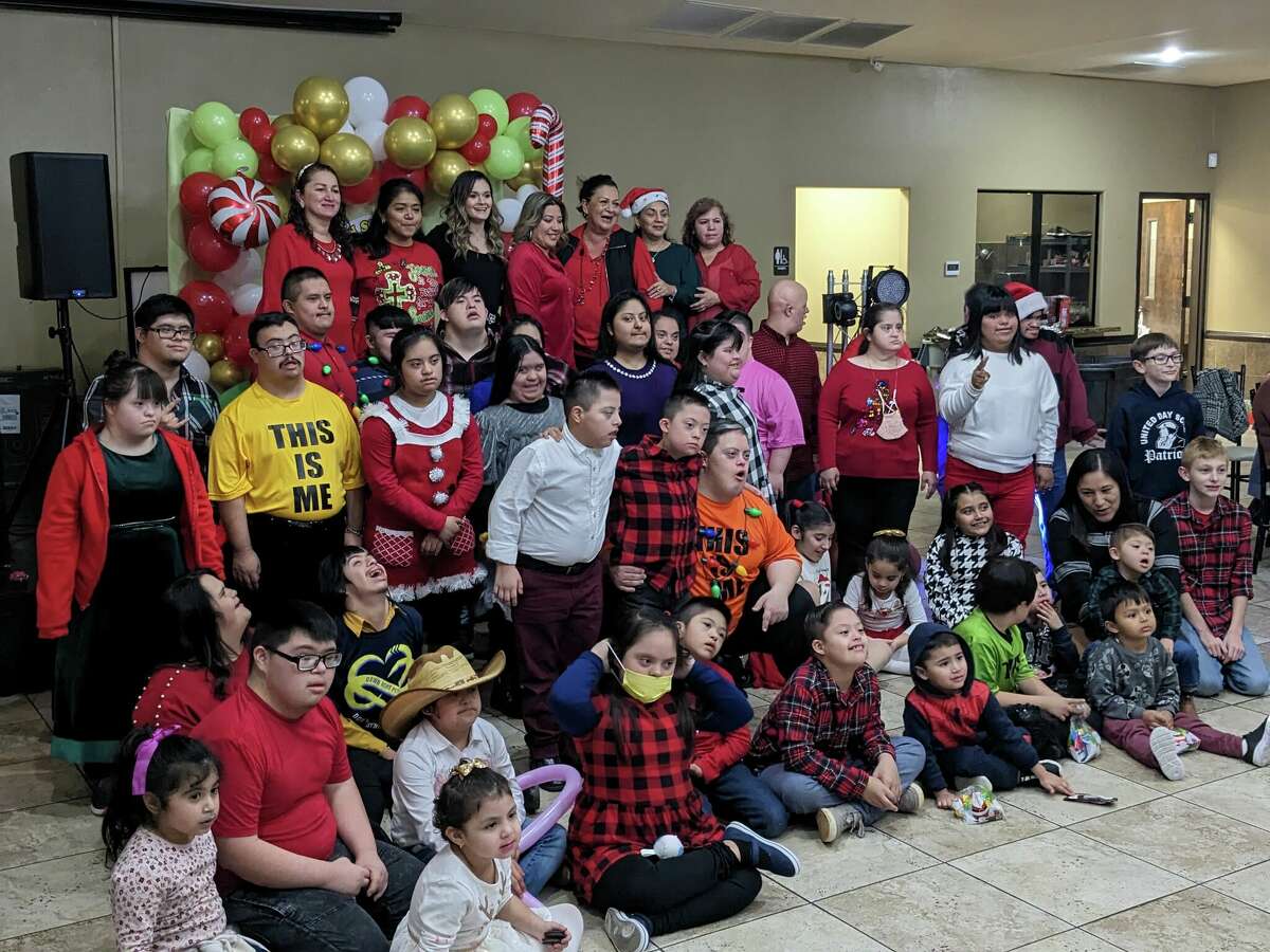 After two years after the event had not happened at such a large scale because of the pandemic, the Down Syndrome Association of Laredo (DSAL) celebrated their “10th Annual Christmas Celebration”, which was everything from a Christmas party with gifts and dancing activities for the children and Down syndrome adults as there was Micky Mouse and a giant dancing robot show and there was pizza to pozole and cumbias which made the event a traditional Christmas posada as well. More than 180 people attended the event, which included whole household families. 
