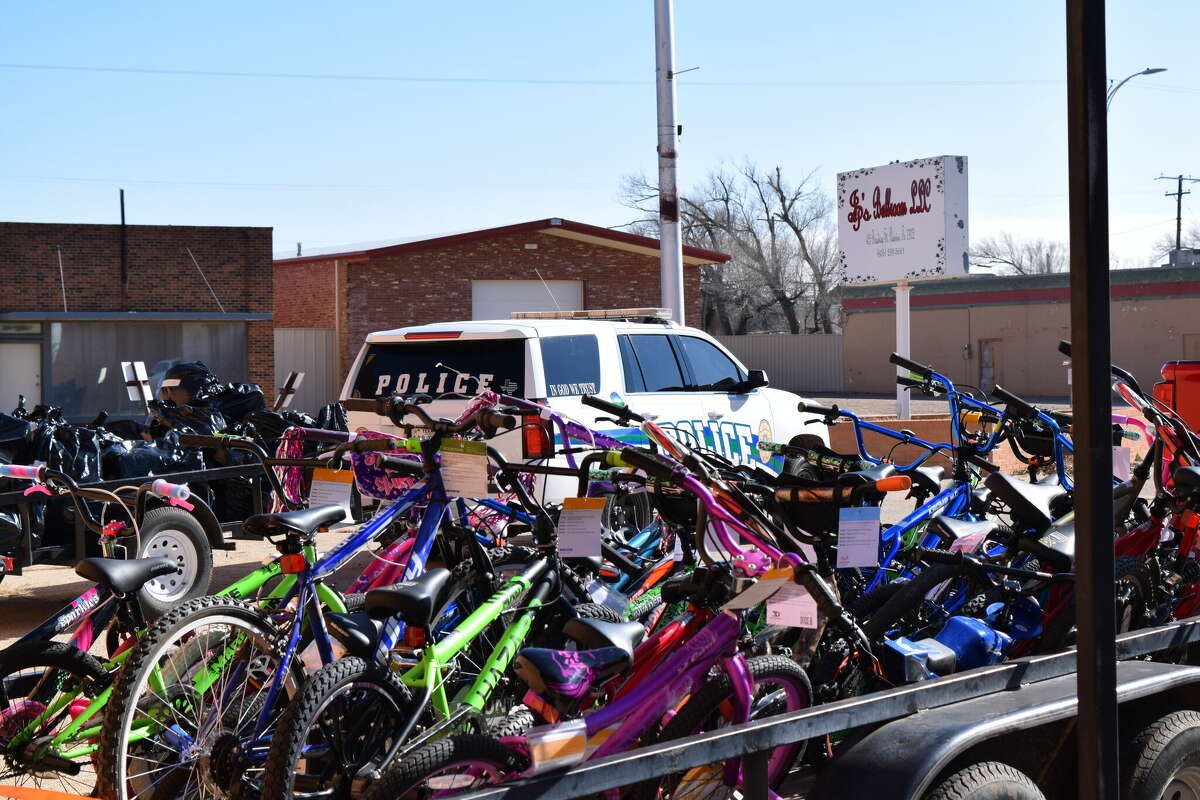 Plainview PD delivers Christmas cheer to local kids