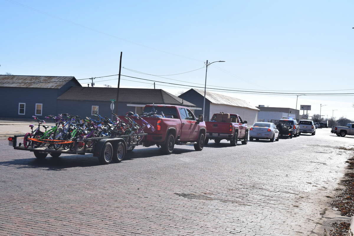 Plainview PD delivers Christmas cheer to local kids
