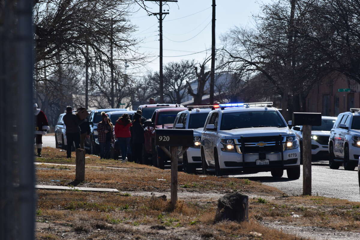 Plainview PD delivers Christmas cheer to local kids