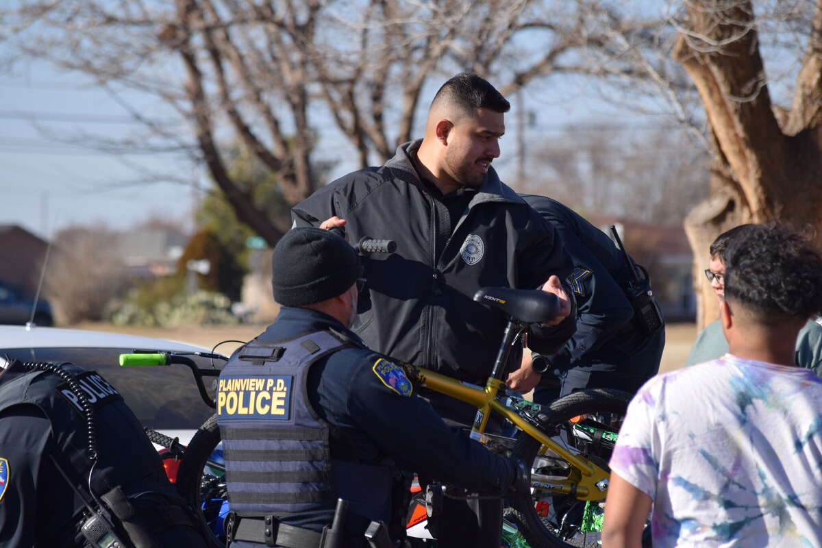 Plainview PD delivers Christmas cheer to local kids