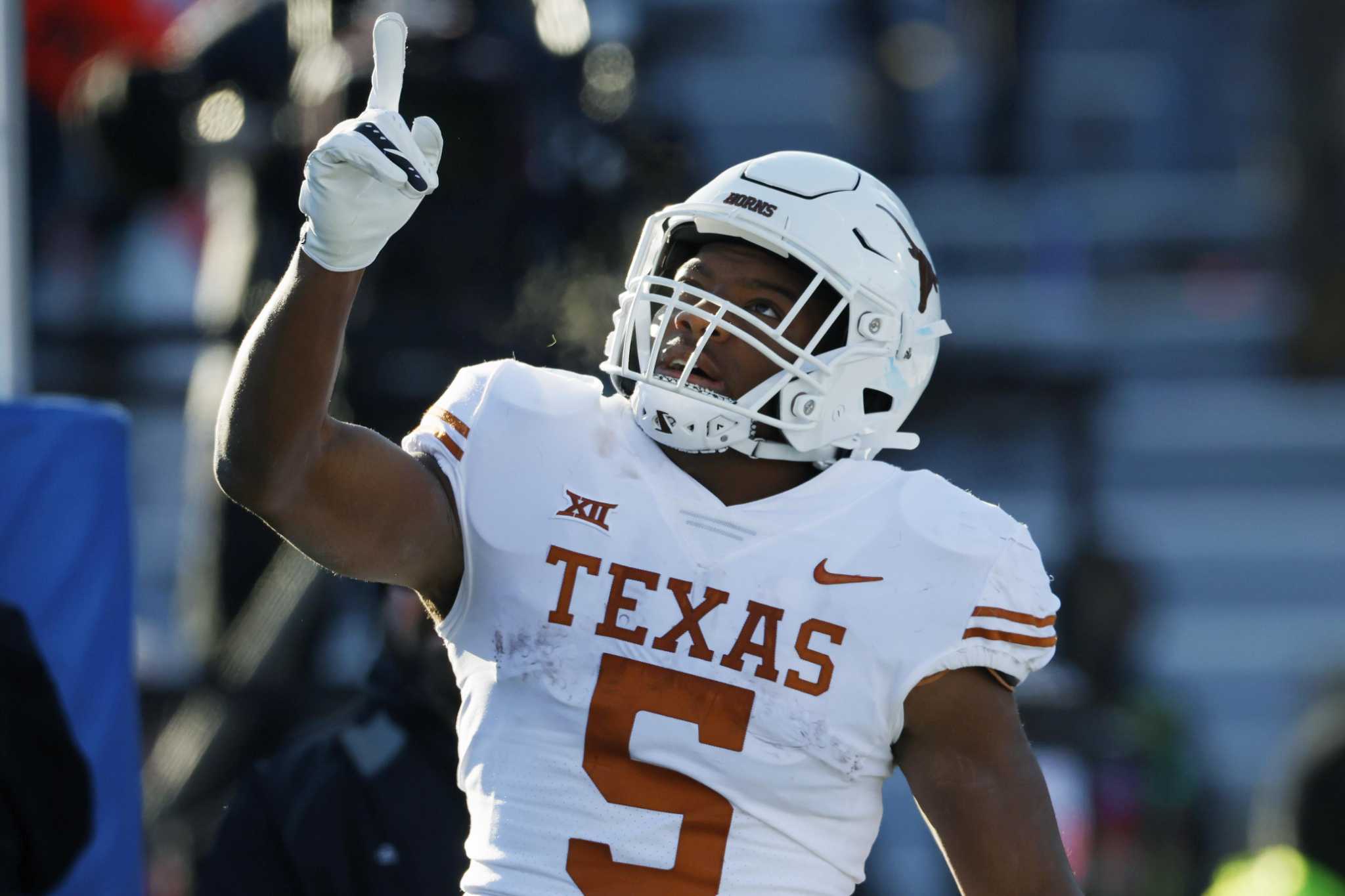 Texas RB Jonathon Brooks honors father's memory with every touchdown for  No. 3 Longhorns