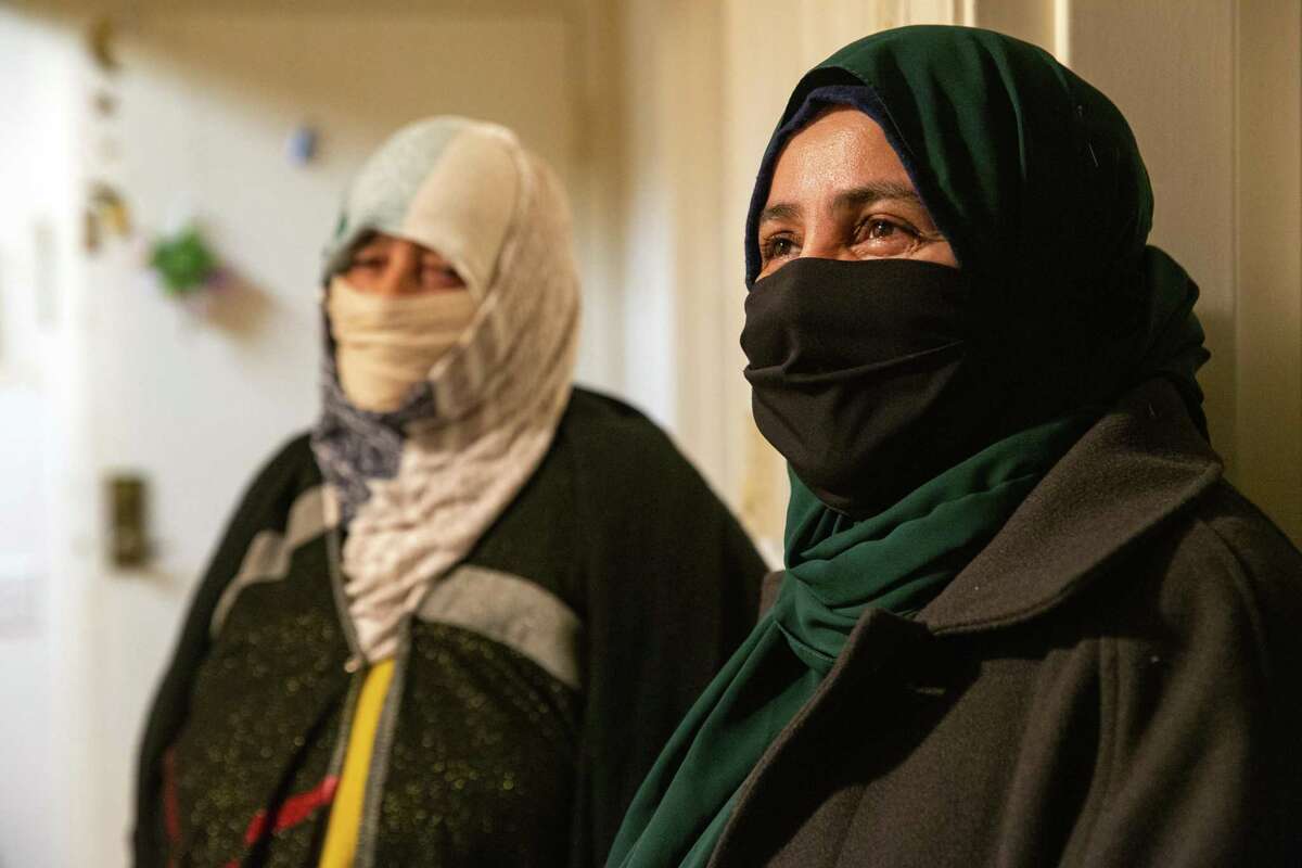 Alabsi(右)和她的母亲Fatima Kashafi在一起，她照顾了许多幼小的Tenderloin孩子。