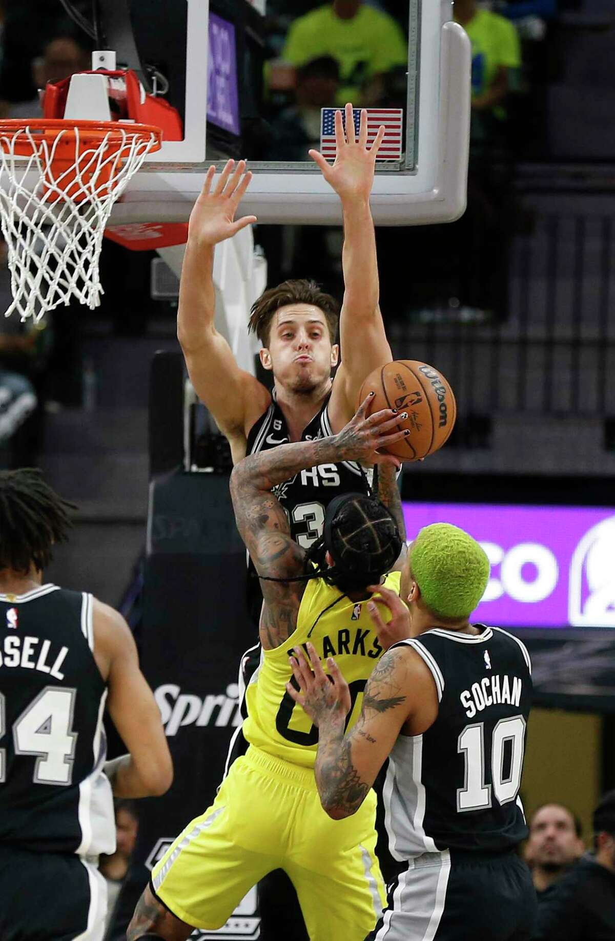 Spurs game delay from a security threat preceded win over Jazz