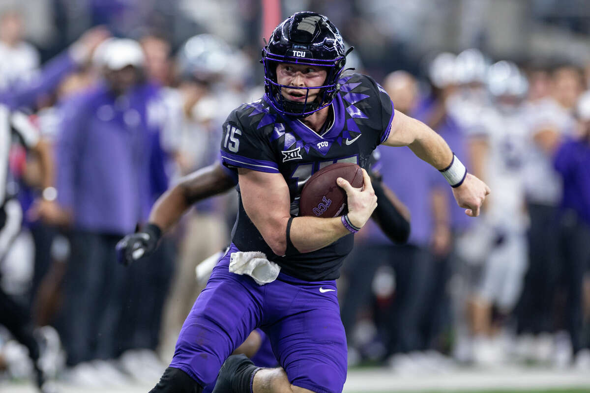 TCU Horned Frogs quarterback Max Duggan (#15) runs up field during the Big 12 Championship game between the Kansas State Wildcats and TCU Horned Frogs on December 03, 2022 at AT&T Stadium in Arlington, TX. 