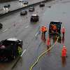 2022年12月27日星期二，一股强烈的大气河流在加利福尼亚州奥克兰移动，工作人员试图清除严重洪水，第35大道附近580西行的三条右车道被封锁。
