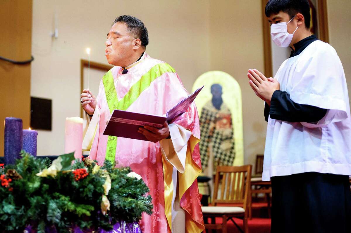 在奥克兰圣劳伦斯奥图尔教堂主持弥撒时，杰森·兰德扎神父吹灭了一支蜡烛。