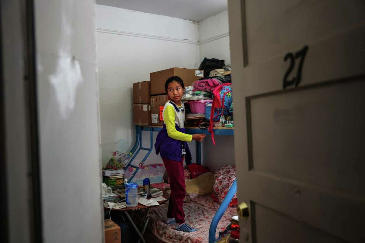 4月，在旧金山，8岁的温妮·谭(Winnie Tan)拿起背包，准备去上学。