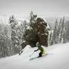 一个滑雪者雕刻糖碗12月初唐纳山口附近的度假胜地。